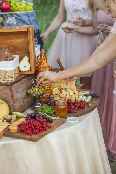 Käse Und Früchte Auf Einem Wunderschön Dekorierten Tisch Stockbild