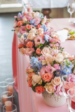 Bir etkinlik ya da düğün resepsiyonu için masa hazır..  