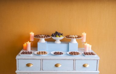 Düğün için tatlı masası.