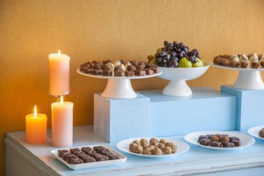 Düğün için tatlı masası.