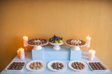 Düğün için tatlı masası.