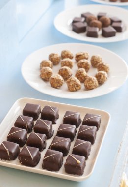 Beyaz bir plaka üzerinde çikolata şeker