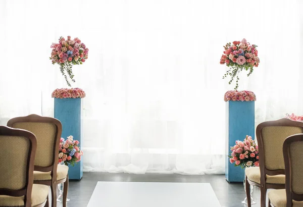 Hermosos Elementos Decoración Diseño Ceremonia Boda Con Arco Diseño Floral —  Fotos de Stock