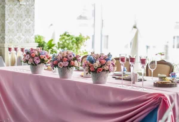 Conjunto de mesa para una fiesta de evento o recepción de boda. —  Fotos de Stock