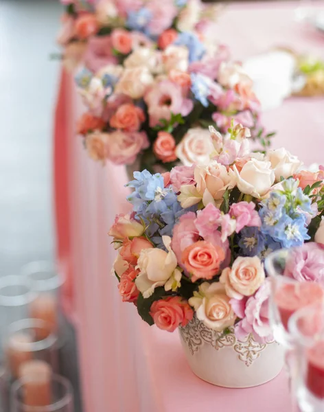 Tisch gedeckt für eine Eventparty oder einen Hochzeitsempfang — Stockfoto