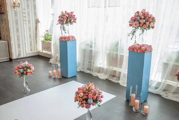 Hermosos Elementos Decoración Diseño Ceremonia Boda Con Arco Diseño Floral —  Fotos de Stock