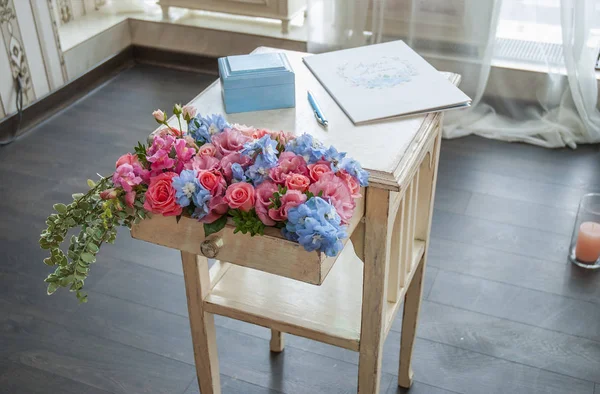 结婚仪式的餐桌 花朵和登记簿 — 图库照片