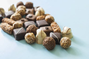 Çikolatalı çikolatalı tatlılar.