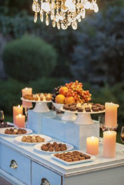 Düğün için tatlı masası.