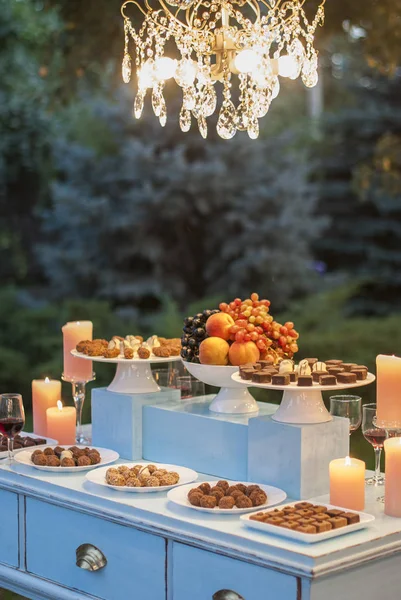 結婚パーティーのためのデザートテーブル — ストック写真