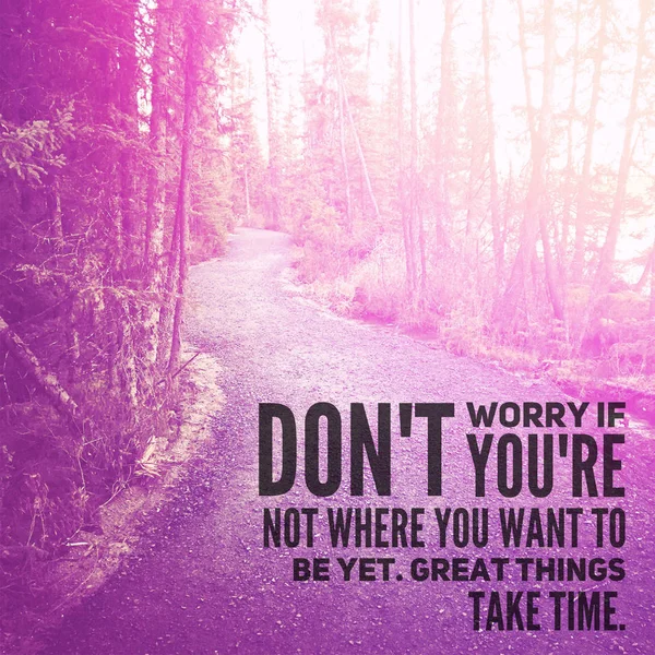 Cytat - Nie martw się, jeśli nie jesteś tam, gdzie chcesz być jeszcze wielkie rzeczy wymagają czasu. — Zdjęcie stockowe