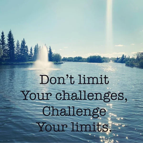 Inspirační citace - Neomezujte své výzvy, vyzvěte své limity. — Stock fotografie