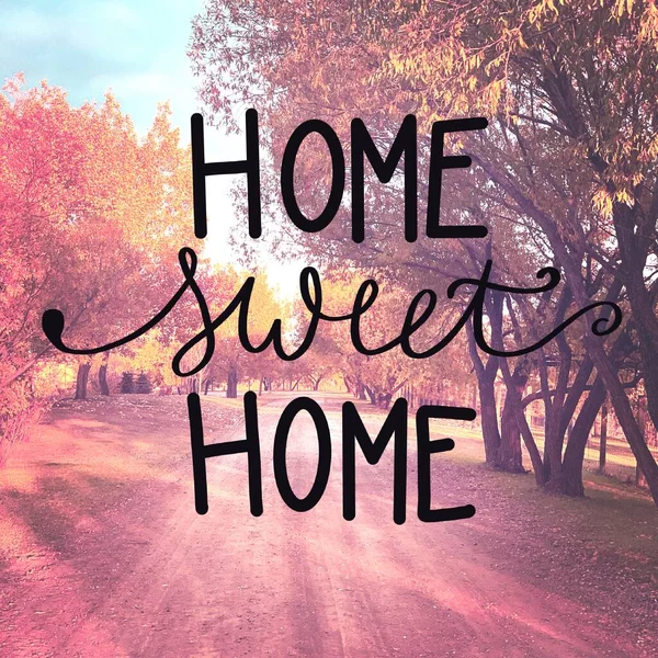 Cita Inspiradora Con Fondo Camino Árboles Hogar Sweet Home — Foto de Stock