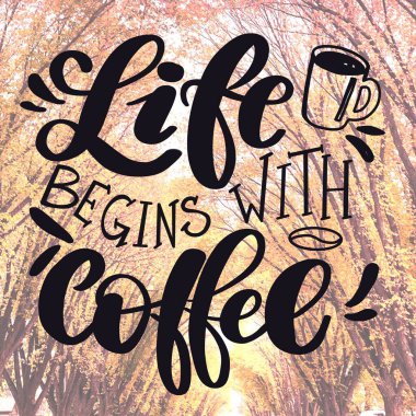 Arka planda ağaçlar olan ilham verici bir alıntı Hayat kahveyle başlar