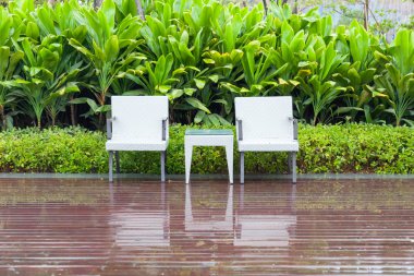 Rattan sandalye ve masa boş Garden