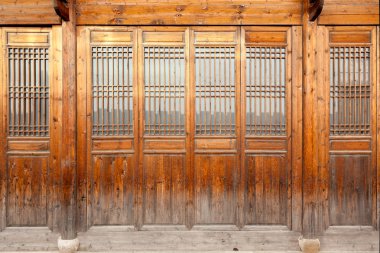 Geleneksel Çince tarzı ahşap kapıyı kapatın