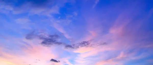Felhős ég naplementekor — Stock Fotó