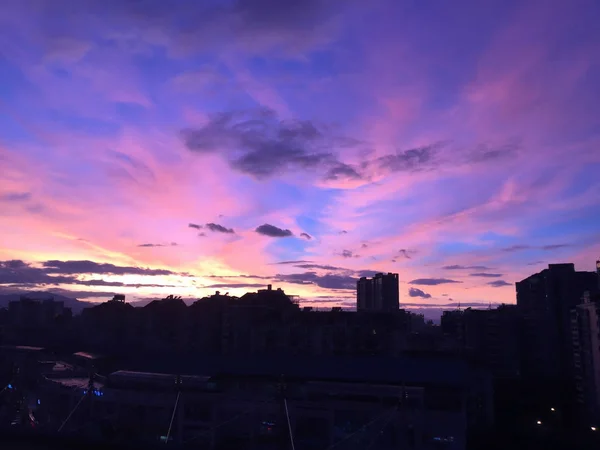 Silhouette Skyline vor wolkenverhangenem Himmel bei Sonnenuntergang — Stockfoto