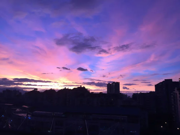 Silhouette Skyline contra cielo nublado al atardecer — Foto de Stock