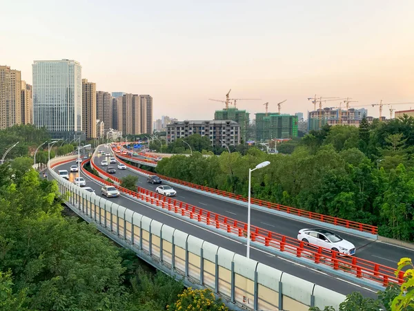 Highway verkeer en de stad skyline bij schemering, uitzicht vanaf een nationale P — Stockfoto