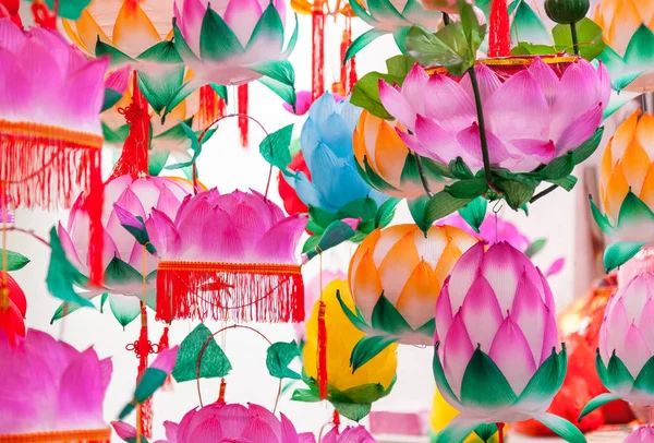 中国传统的色彩艳丽的荷花形灯笼 — 图库照片