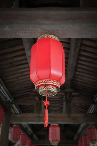 Lanterna vermelha chinesa pendurado a partir de feixe de cruzamento de madeira para o ano novo chinês — Fotografia de Stock