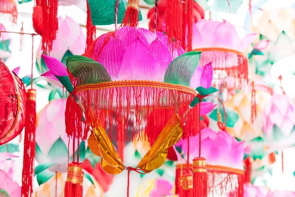 Lótus chinês colorido tradicional em forma de lanternas penduradas para o ano novo chinês e chinês lanterna Festival em um parque, Fuzhou, Fujian, China — Fotografia de Stock