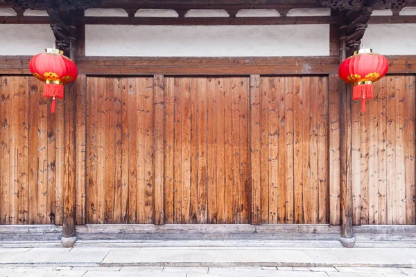 La puerta de madera tradicional china con dos linternas rojas colgando en tres carriles y siete callejones, el lugar más famoso de Fuzhou, Fujian, China . — Foto de Stock
