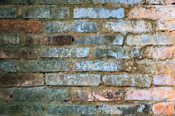 Αυξημένη άποψη του πολύχρωμο παλιό τοίχο τούβλο — Φωτογραφία Αρχείου