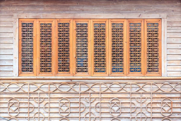 Le mur traditionnel en bois avec des fenêtres en treillis, qui a la — Photo