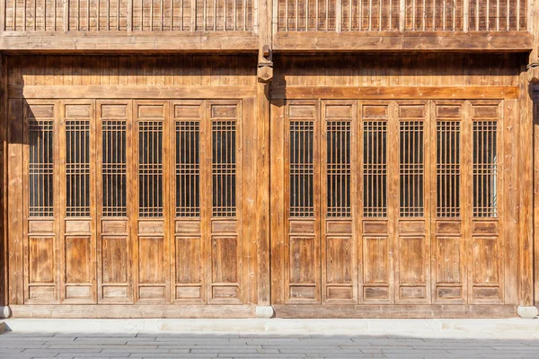 As portas de madeira tradicionais com janelas de treliça, que tem o — Fotografia de Stock