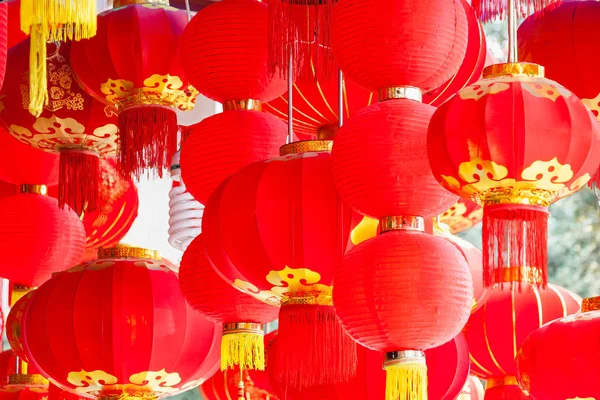 Lanternes rouges en tissu à la main suspendues arrière-plan pour chinois nouveau — Photo