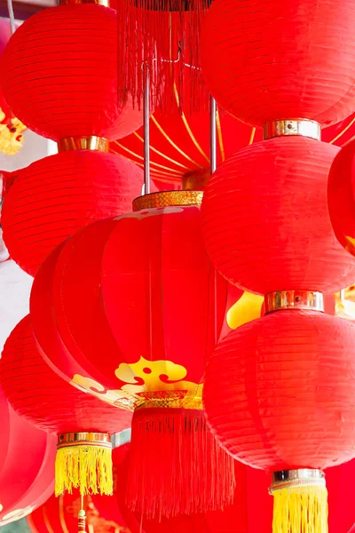 Yeni Çinliler için el yapımı kırmızı fenerler asılıyor. — Stok fotoğraf