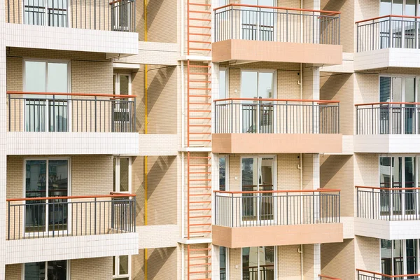 Nahaufnahme für ein neues Wohnhaus mit geometrischem Schulterklopfen — Stockfoto