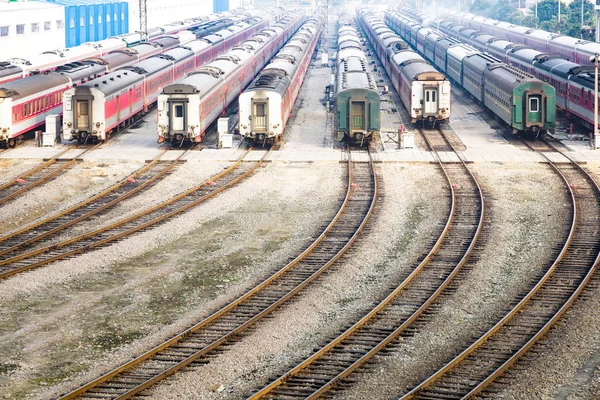 Vista aérea para el centro ferroviario con muchas filas de carruajes parki —  Fotos de Stock