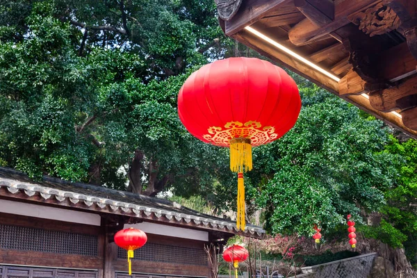 Prachtige Rode Chinese Lantaarn Opknoping Dakrand Van Traditionele Chinese Oude Rechtenvrije Stockfoto's