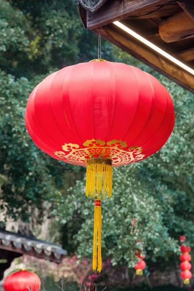 Hermosa Linterna China Roja Que Cuelga Los Aleros Del Edificio — Foto de Stock