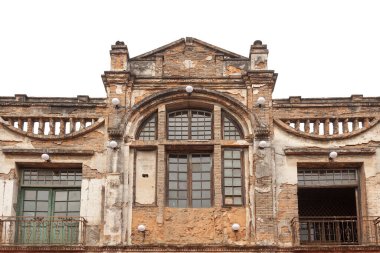 Geleneksel eski tarz kasaba, Fuzhou, Fujian, Çin 'deki kırık ve soyulmuş duvar, kapı ve pencereli eski terk edilmiş binanın ön cephesi.