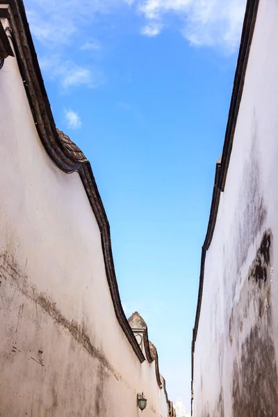Looking Skyward Hutong Alley Two White Traditional Brick Concrete Walls — Stock Photo, Image