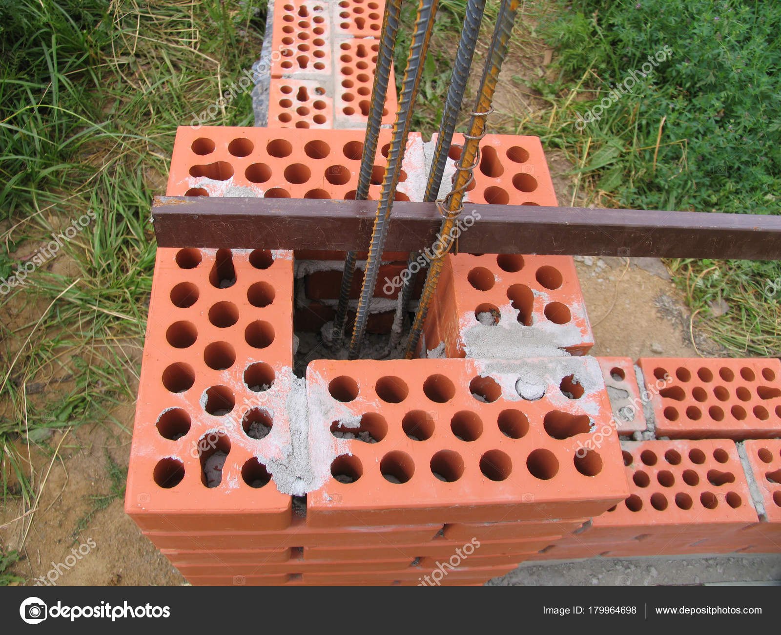 Construcción de una nueva valla de ladrillo — Foto de stock © anzavru