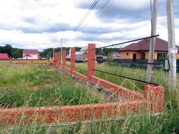 Egy új tégla kerítés építés — Stock Fotó