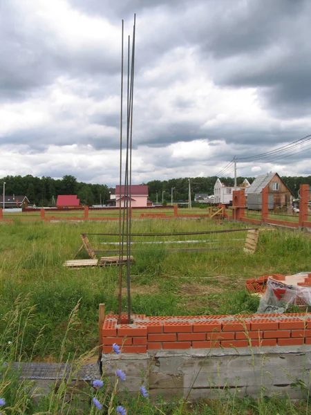 Construção de uma nova cerca de tijolo — Fotografia de Stock