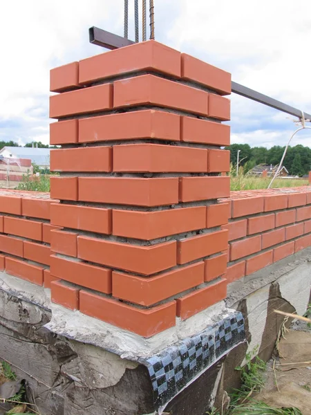 Construção de uma nova cerca de tijolo — Fotografia de Stock