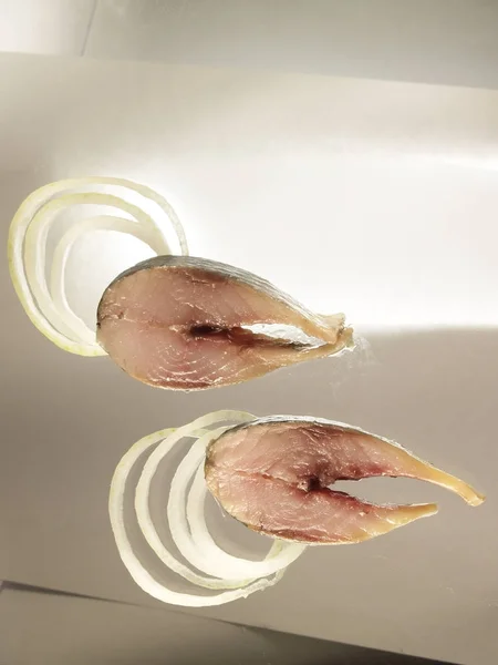 Zwei Scheiben gesalzene frische Lachsfilets — Stockfoto