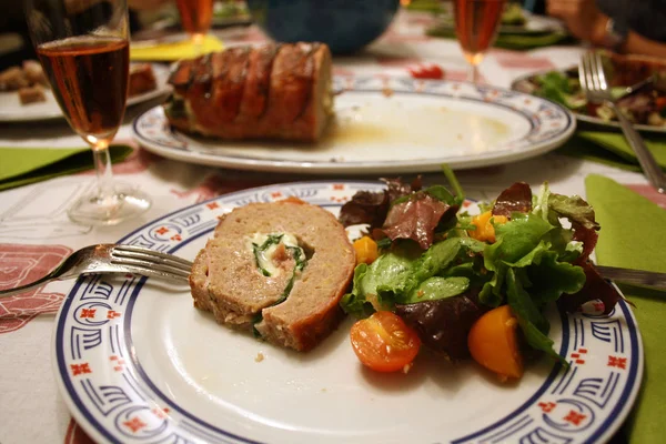 Table de dîner avec gâteau à la viande Images De Stock Libres De Droits