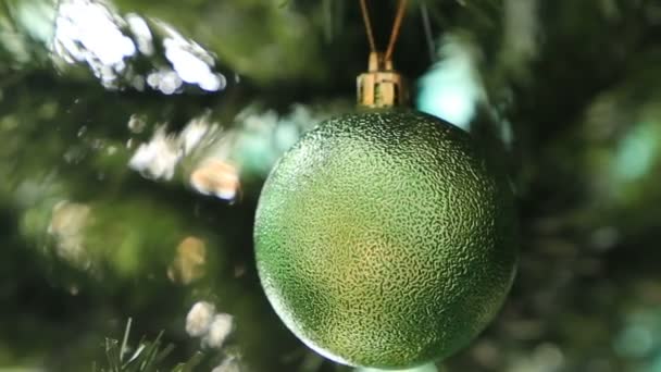 Decoraciones vintage del árbol de Navidad en un árbol de pieles de Navidad — Vídeo de stock