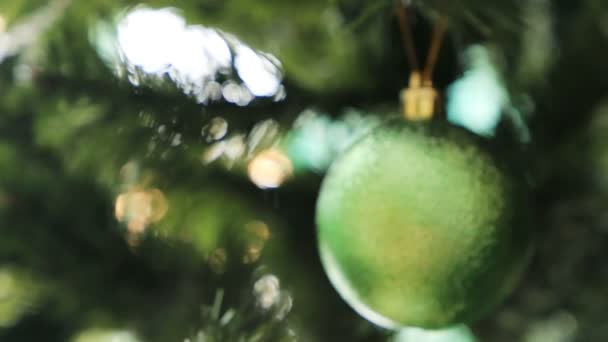 Decorações de árvore de Natal vintage em uma árvore de pele de Natal — Vídeo de Stock