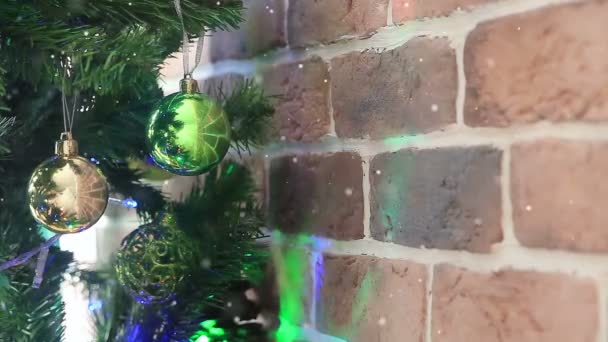 Винтажные елочные украшения на рождественской ёлке — стоковое видео