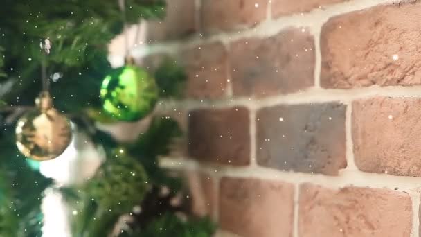 Decoraciones vintage del árbol de Navidad en un árbol de pieles de Navidad — Vídeos de Stock