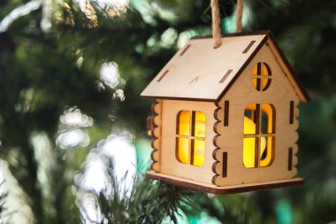 Parlak yeşil yosun ve köknar dalları içinde Noel oyuncak evi